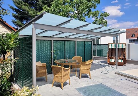 Pergolaüberdachung mit Windschutz