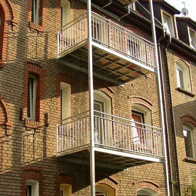 Balkonturm mit Füllstabgeländer